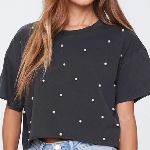 $10 SALE!
Grey with Pearl Crop Top Tee - Picture 1 of 3